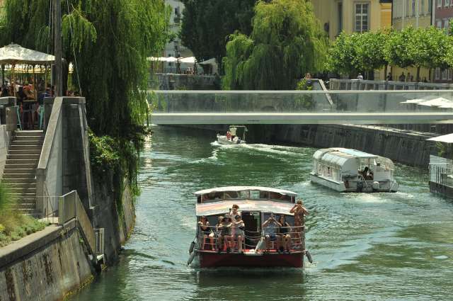 Turistična ladjica na Ljubljanici ni nasedla