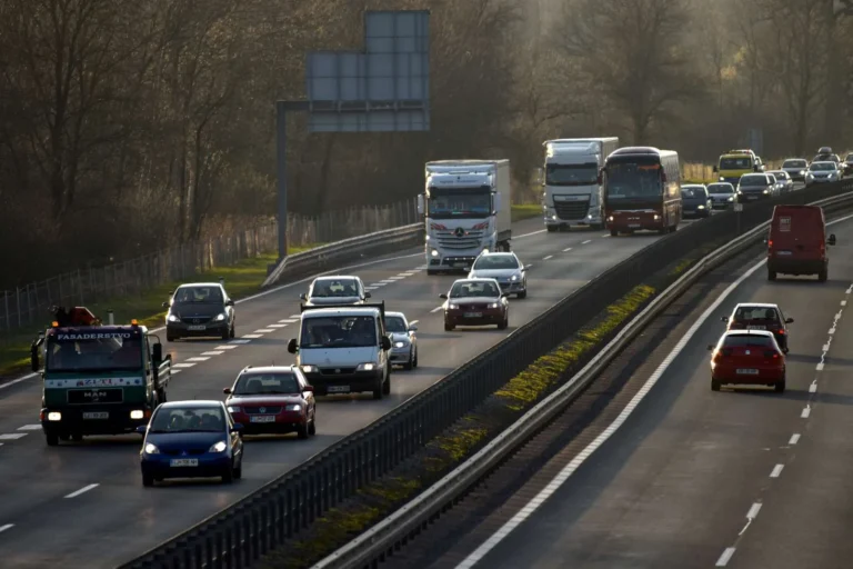 Vedno več osebnih avtomobilov