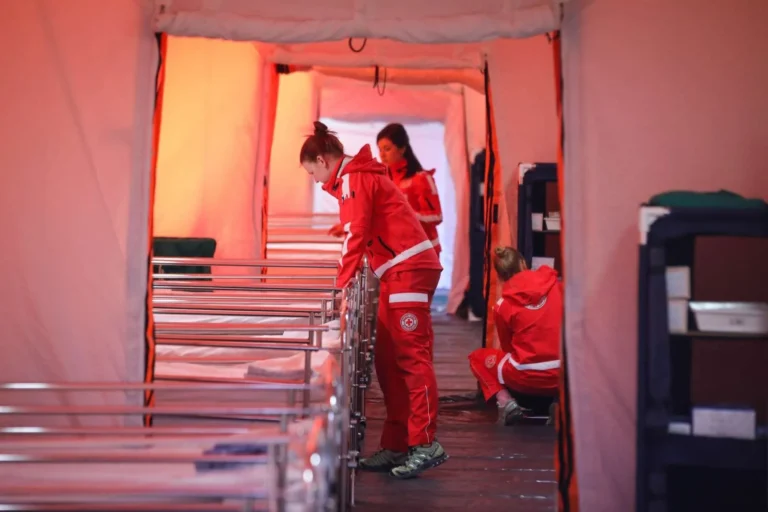 Skupina prijetih Pakistancev in Sircev ni bila okužena s koronavirusom