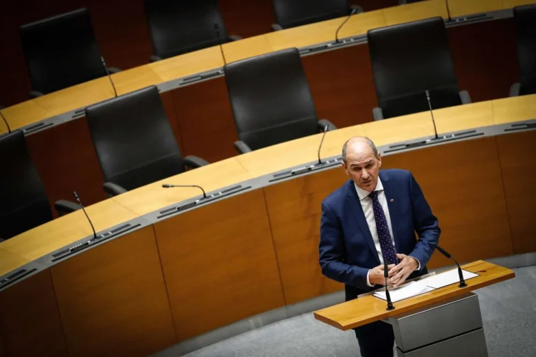 Premier v govoru o stanju v državi nizal neutemeljene trditve