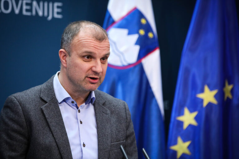 Naročanje zaščitnih sredstev v prvih tednih ni bilo pregledno