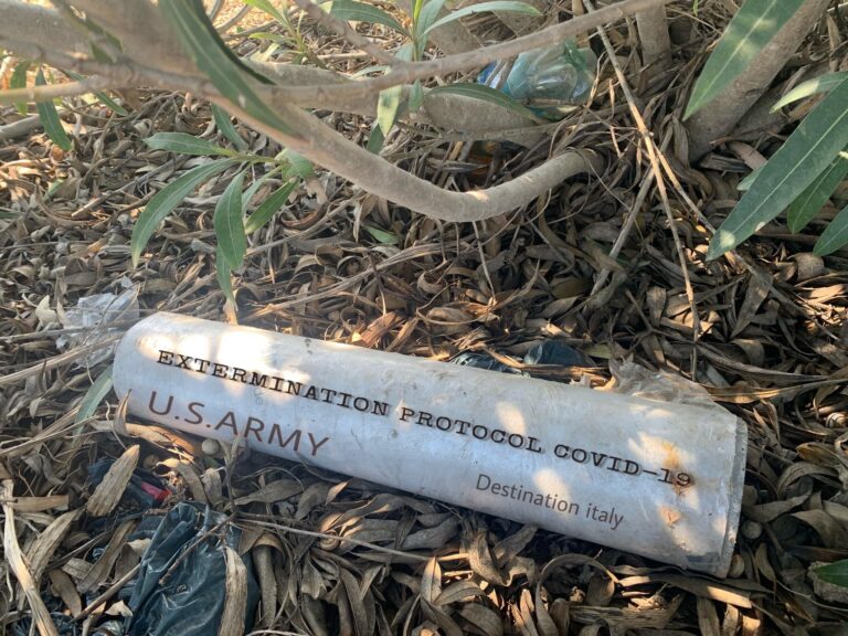 Fotografija kapsule, ki naj bi vsebovala covid-19, je fotomontaža