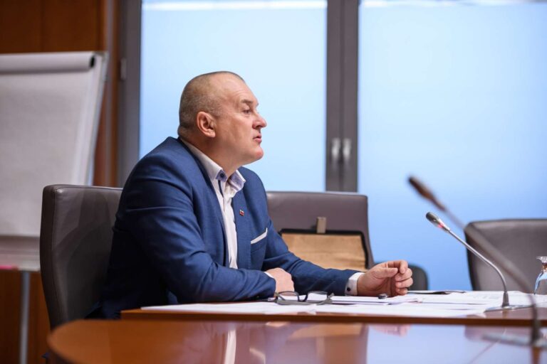 Migranti ne pomenijo tveganja za širjenje covida-19