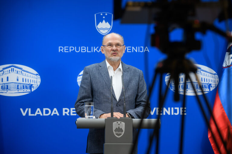 Maše v cerkvi za več kot 50 vernikov po novem odloku niso dovoljene