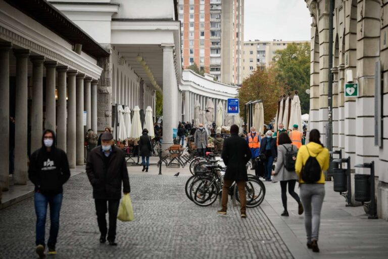 Maske, medsebojna razdalja in karantena preprečujejo širjenje covida-19
