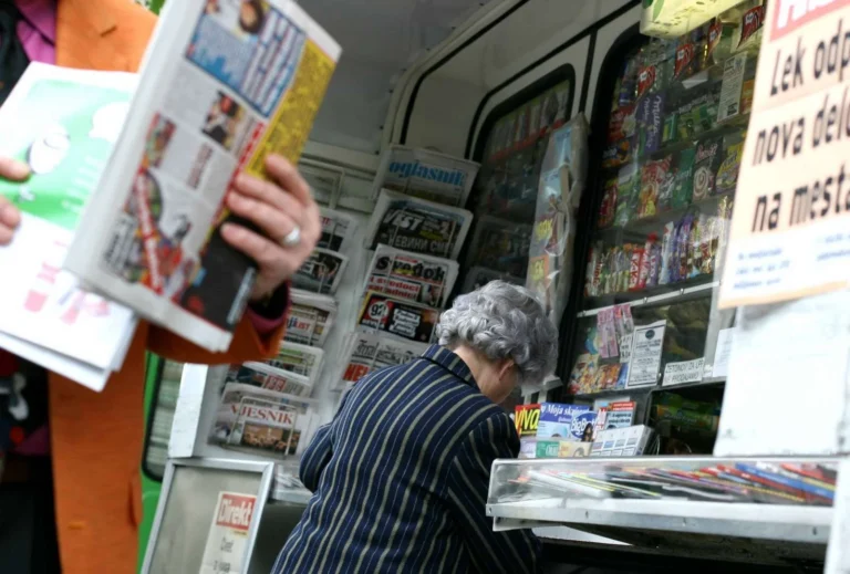 Prispevek v Demokraciji z naslovom Presežki 5 ni satira