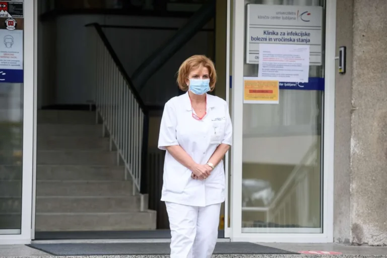 Statistika s covidom povezanih smrti zajema vse umrle s potrjeno okužbo