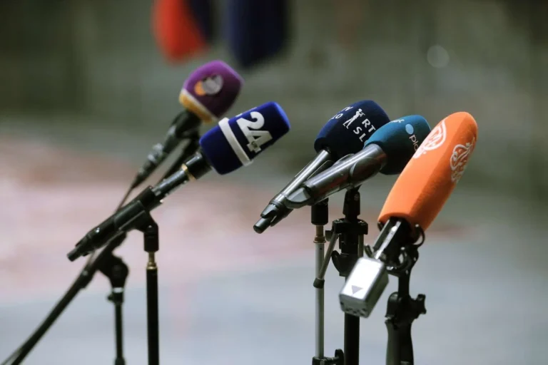 ZDA opozorile na grožnje z nasiljem nad novinarji