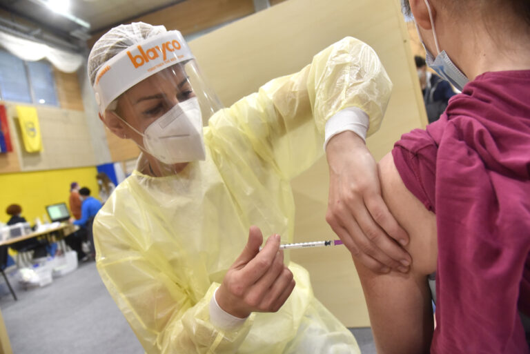 Cepljenje s cepivom AstraZenece ni tvegano za vse mlajše od 30 let