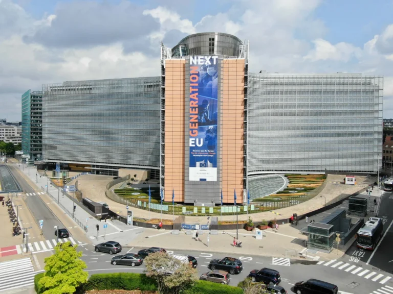 Komisija zavira sledenje evropskim milijardam