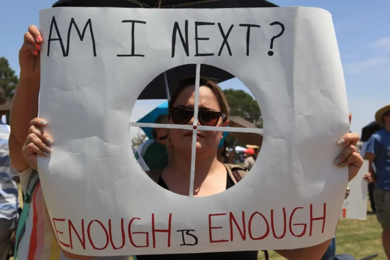 Ne drži, da vse več strelskih pohodov zagrešijo osebe LGBT