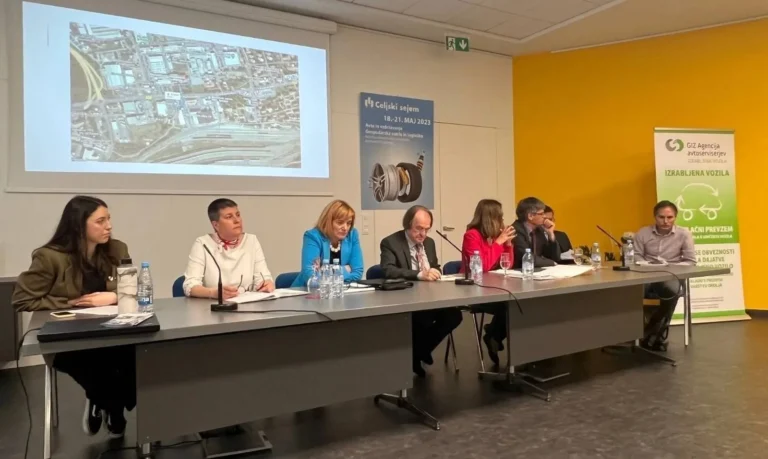 Novinarka Oštra vodila razpravo o nedelujočem sistemu izrabljenih vozil