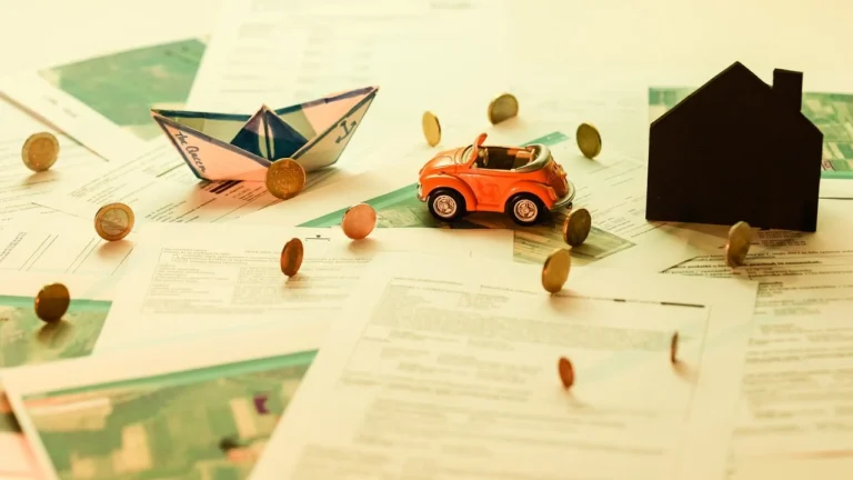 Oštro s tožbo za javnost premoženja funkcionarjev