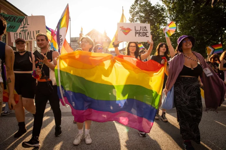 Nova24tv.si manipulativno o samomorilnosti transspolnih mladoletnikov