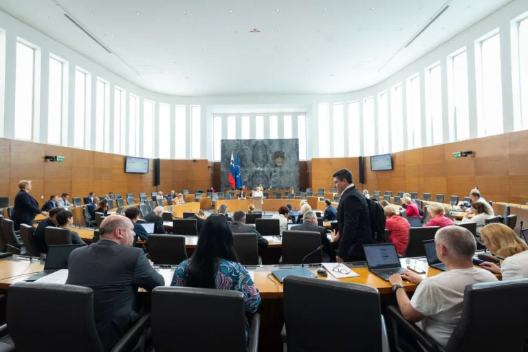 DZ potrdil prenos dopolnilnega zavarovanja v obvezno