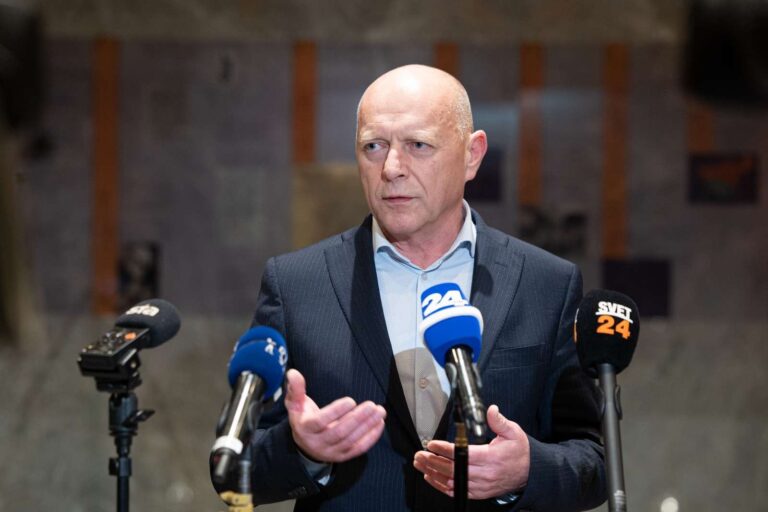 Minister Props pristransko o reševanju ustavnih odločb