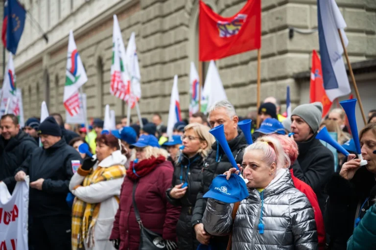 Zaposlenih v javnem sektorju ni 25 tisoč več kot leta 2015