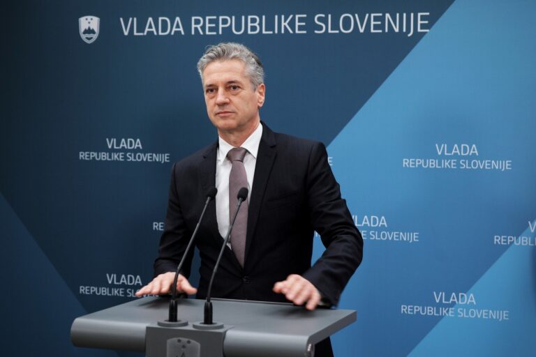 Golob neutemeljeno o številu prebivalcev, ki potrebujejo računalnik