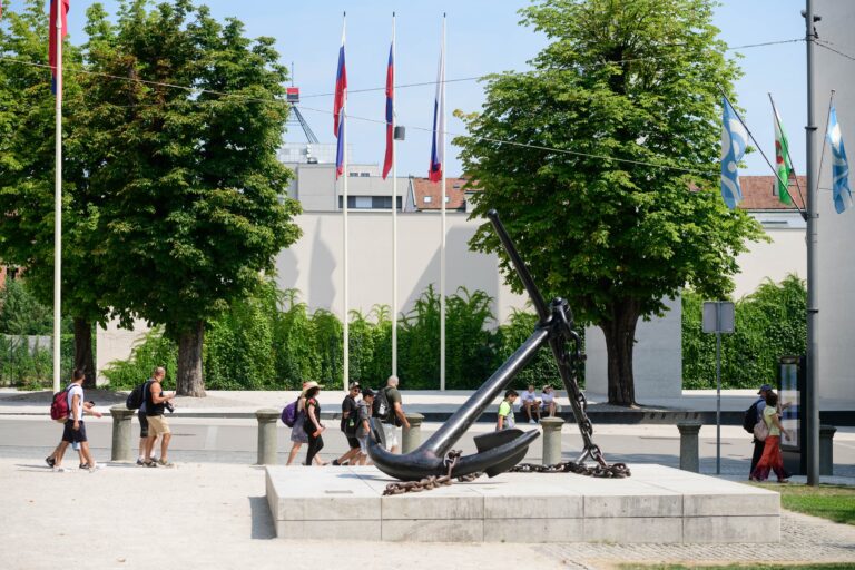 Na posnetku s Kongresnega trga se niso pretepali migranti