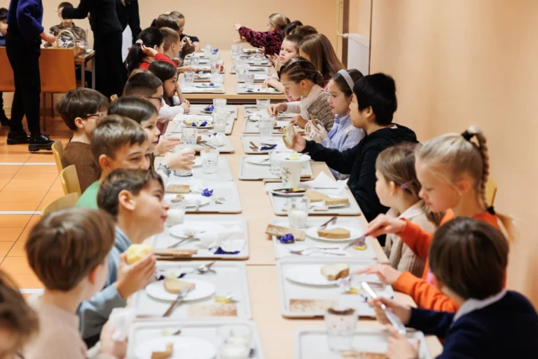 Ozaveščanje o družbenih predsodkih ni v nasprotju s pravico do svobodne vzgoje otrok