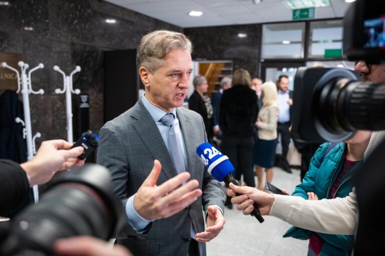 Golob pristransko o javnem dolgu