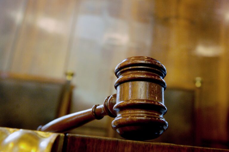 Irski učitelj ni zaprt, ker je zavrnil uporabo osebnih zaimkov transspolne osebe