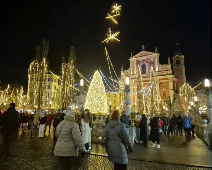  Podpis pod foto: Letošnja postavitev prazničnih lučk v središču Ljubljane. Foto: Razkrinkavanje.si 